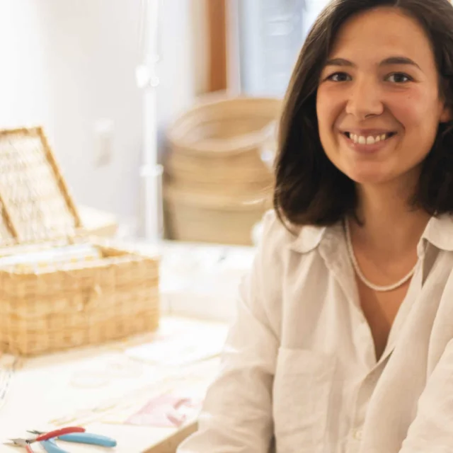 Créatrice des bijoux Bazile Provence dans son atelier showroom