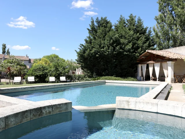 Piscine extérieure et jacuzzi Maison d'hôtes Justin de Provence Orange Vaucluse Provence