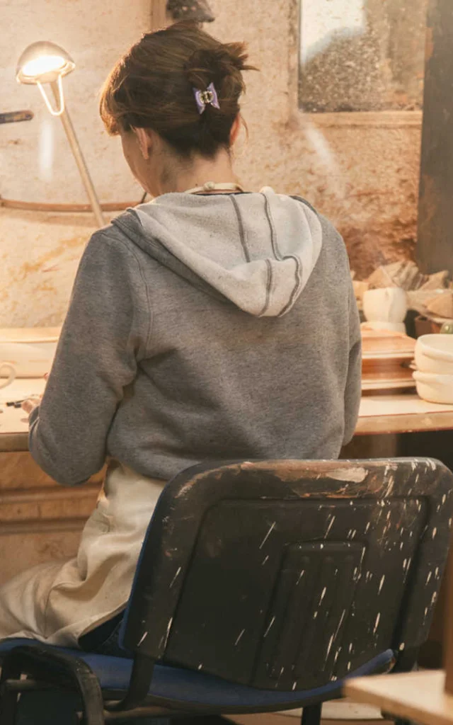 Céramiste dans son atelier de poterie