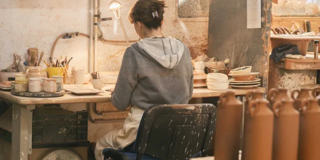 Céramiste dans son atelier de poterie