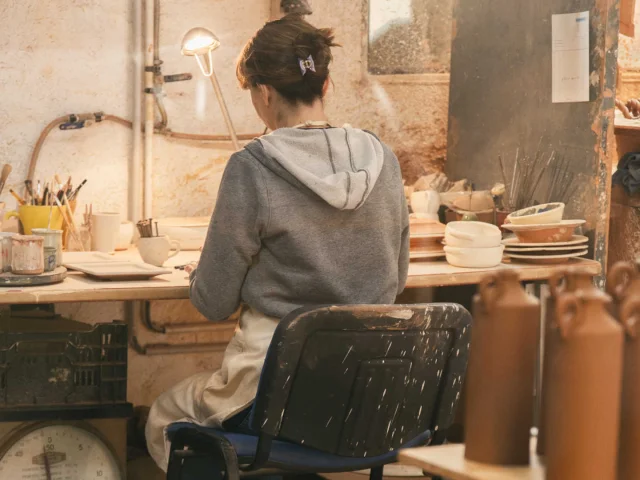 Céramiste dans son atelier de poterie