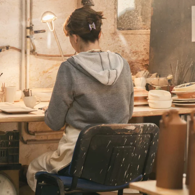 Céramiste dans son atelier de poterie