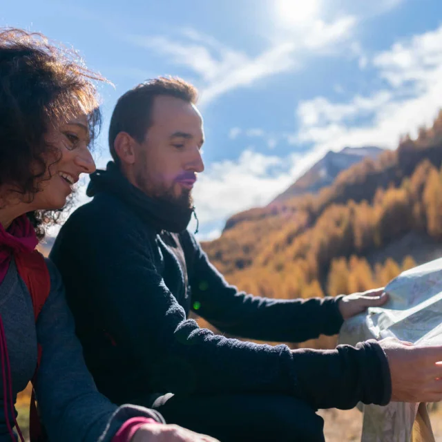 Randonneurs qui regardent une carte