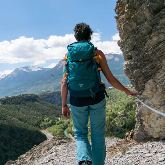 Randonneuse sur un sentier du parc naturel regional du Queyras