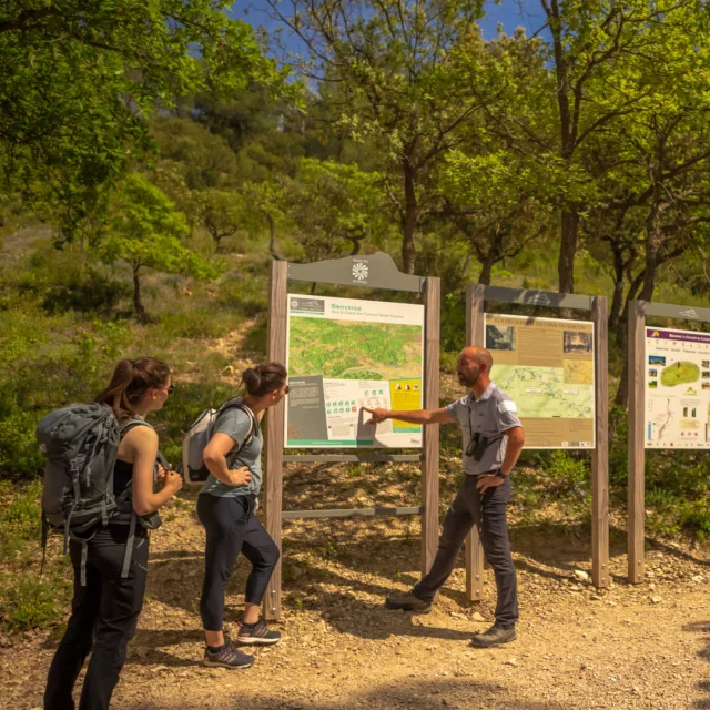 Des randonneuses à un point d'information au départ d'une randonnée