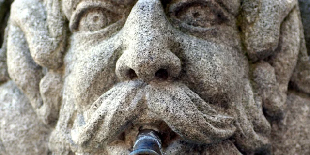 Fontaine à Pernes Les Fontaines