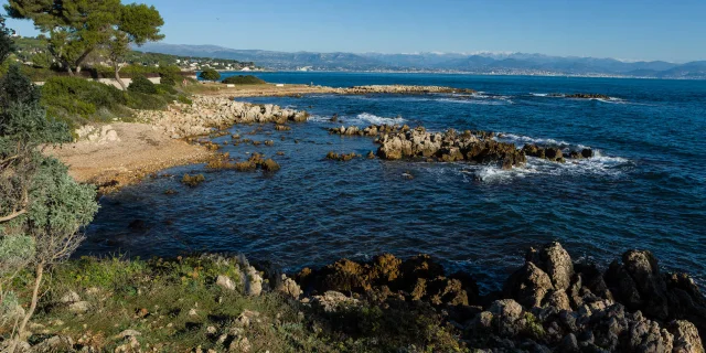 Blick auf die Klippen und das Meer am Cap d'Antibes an der Côte d'Azur