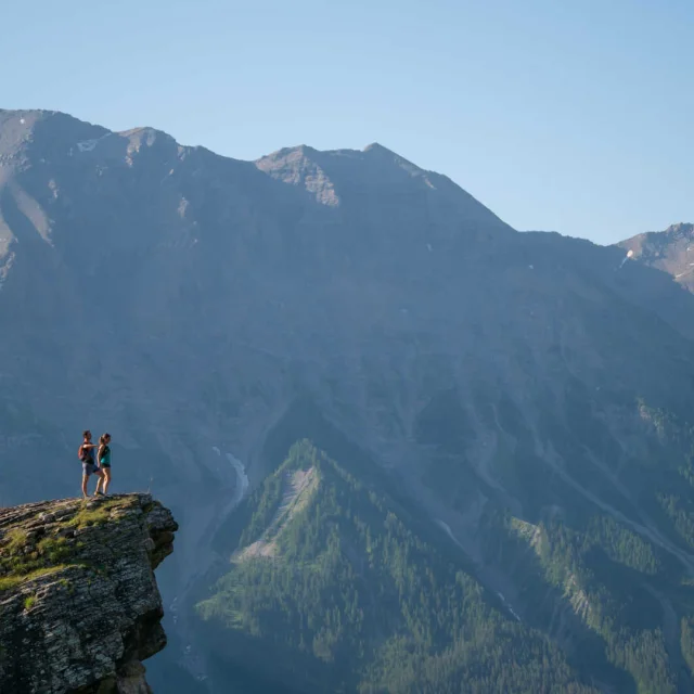 Randonneurs sur un point de vue panoramique à Orcières