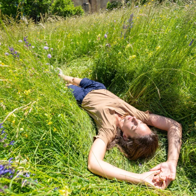 Femme allongée dans la nature à côté de l'Abbaye de Boscodon