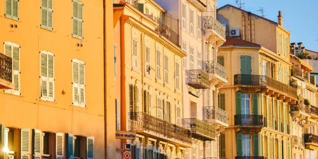 Bunte Fassaden der Gebäude in Le Suquet, Cannes