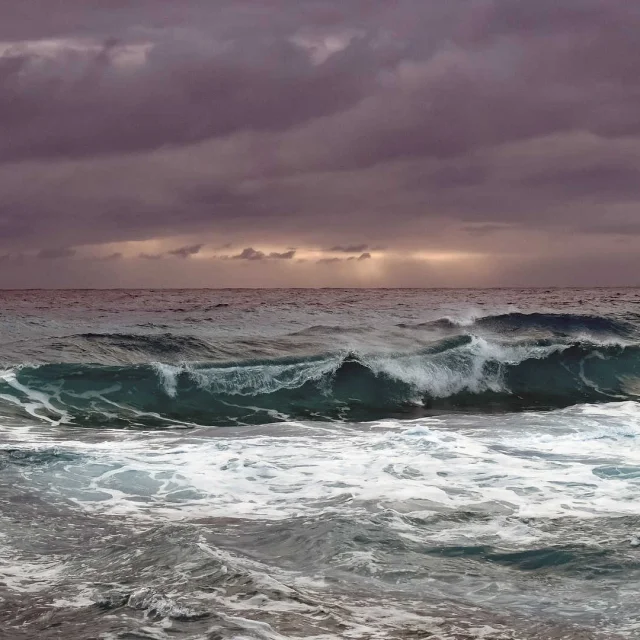 Mer agitée sous un ciel orageux