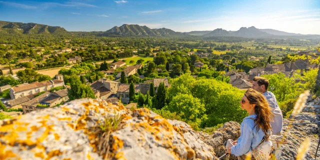 Couple admirant une vue sur les Alpilles