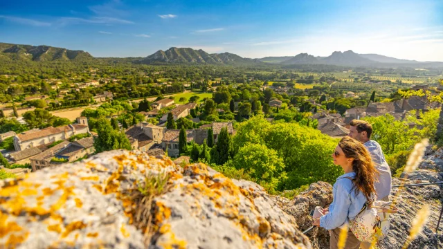 Couple admirant une vue sur les Alpilles