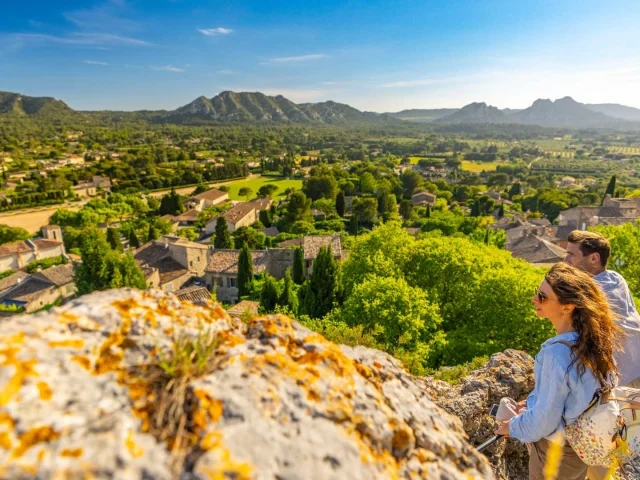 Couple admirant une vue sur les Alpilles