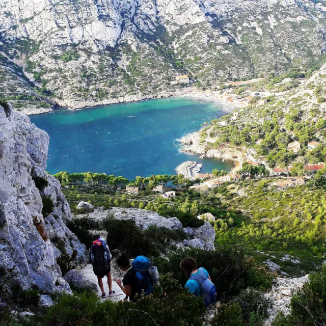 Wanderer mit Blick auf die Calanque de Sormiou in den Bouches-du-Rhône.