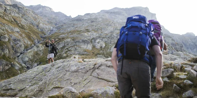 Randonnée en groupe dans les paysages du Mercantour