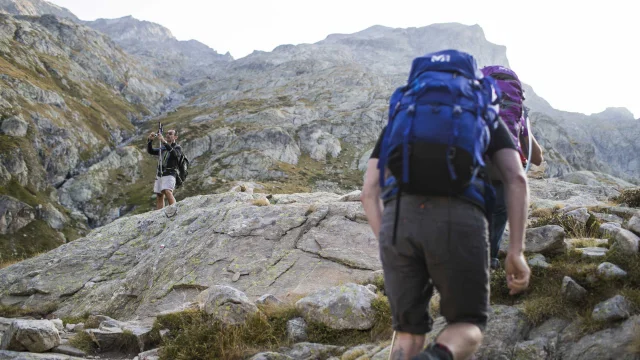 Randonnée en groupe dans les paysages du Mercantour