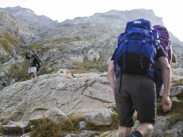 Randonnée en groupe dans les paysages du Mercantour