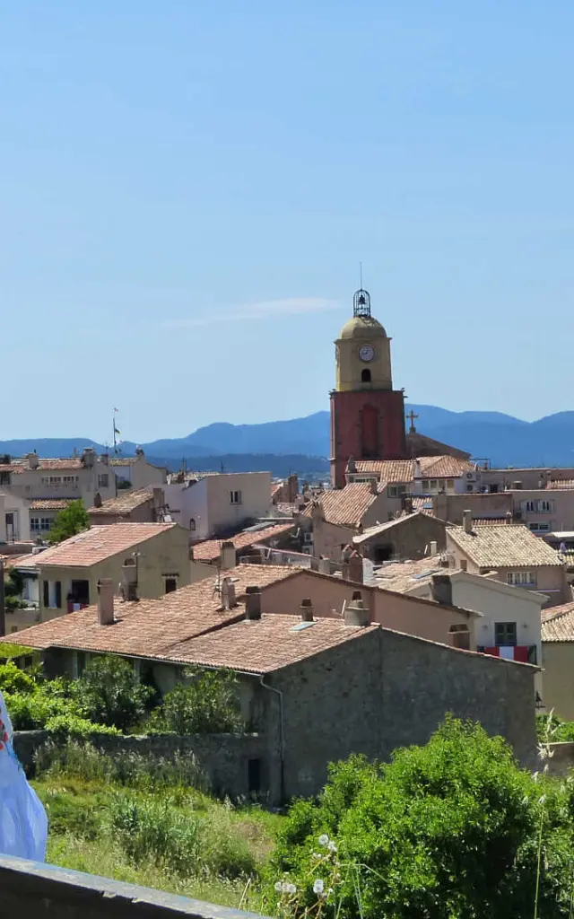 Jeune femme de dos assise sur un banc sur les hauteurs de Saint-Tropez
