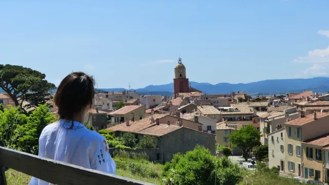 Jeune femme de dos assise sur un banc sur les hauteurs de Saint-Tropez