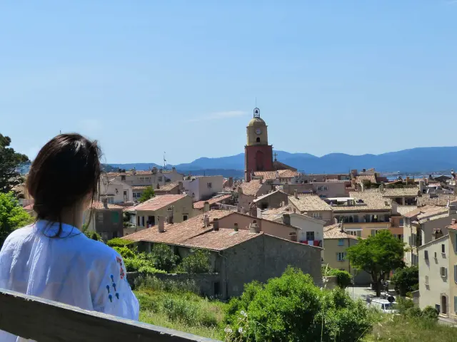 Jeune femme de dos assise sur un banc sur les hauteurs de Saint-Tropez
