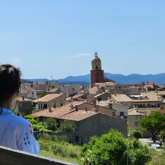 Jeune femme de dos assise sur un banc sur les hauteurs de Saint-Tropez