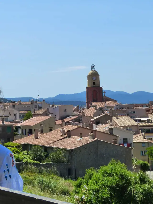 Jeune femme de dos assise sur un banc sur les hauteurs de Saint-Tropez