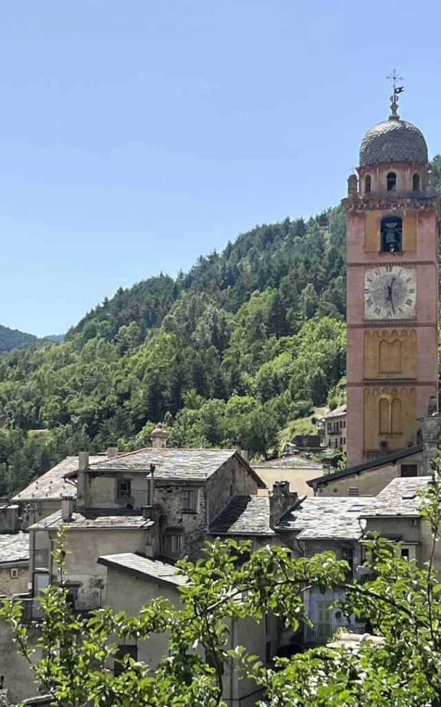 Vue du clocher de l'église et du village de Tende