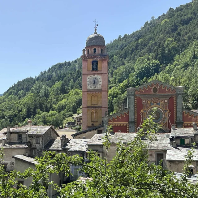 Vue du clocher de l'église et du village de Tende