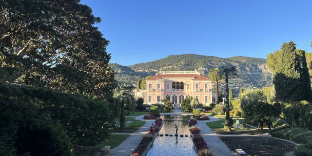 Fassade der Villa Ephrussi de Rothschild in Saint-Jean-Cap-Ferrat