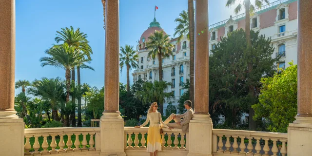 Paar zu Besuch in der Villa Maséna in Nizza