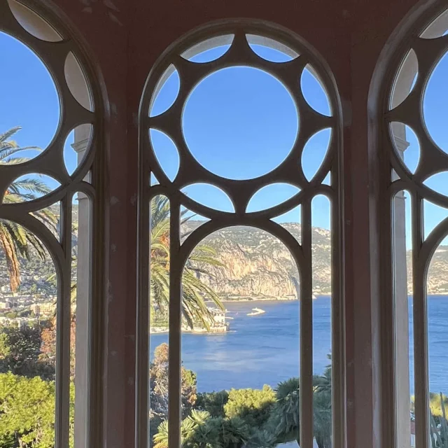 La mer vue depuis une fenêtre de style art déco de la Villa Ephrussi de Rothschild