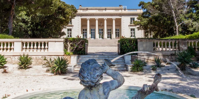 Fassade und Brunnen der Villa Eilenroc in Antibes