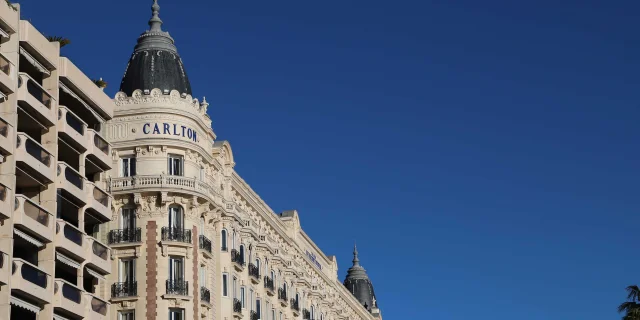 Blick auf die Etagen des Carlton-Hotels in Cannes