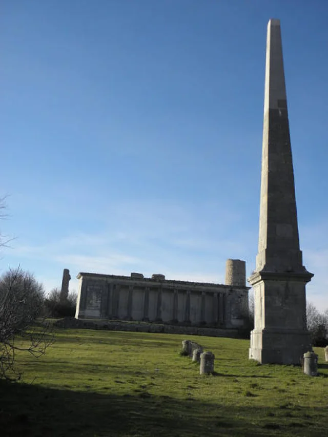 Obélisque et château de Valbelle (Tourves)