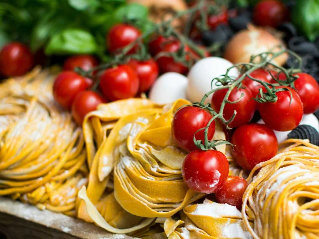 Gros plan sur des tagliatelles fraîches et des tomates cerises