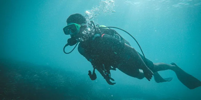 Mann beim Tauchen an der Côte d'Azur