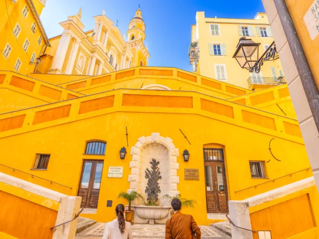 Paar beim Spaziergang rampes Saint-Michel in Menton