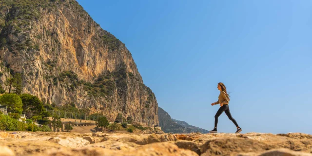 Junge Frau beim Wandern an der Küste von Beaulieu-sur-Mer