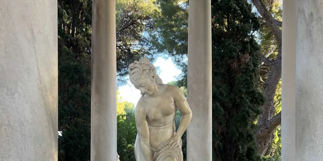 Skulptur in den Gärten der Villa Ephrussi de Rothschild in Saint-Jean-Cap-Ferrat