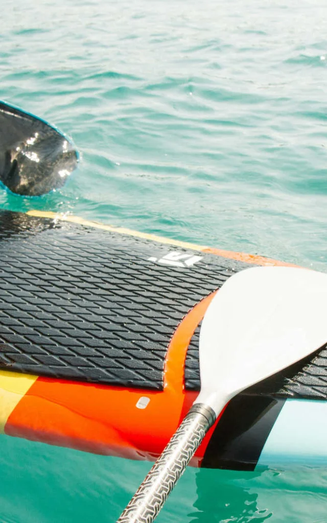 Femme faisant du stand-up paddle