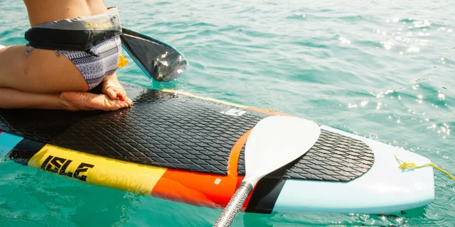 Frau beim Stand Up Paddling an der Côte d'Azur