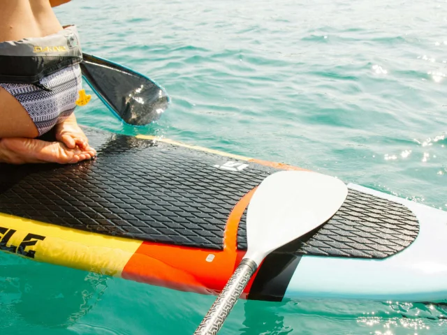 Femme faisant du stand-up paddle