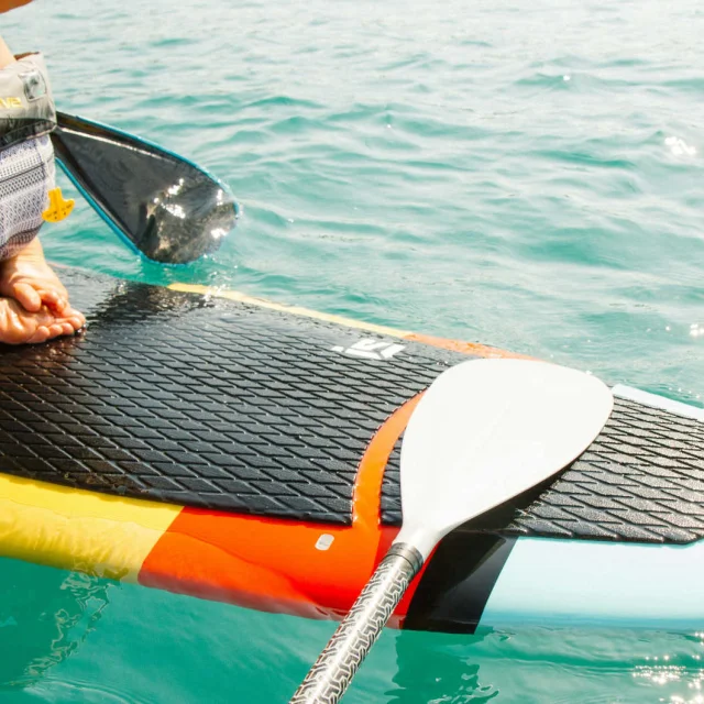 Femme faisant du stand-up paddle