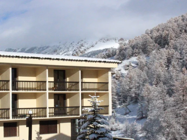 Bâtiment Hôtel Hiver Les Carlines Alpes