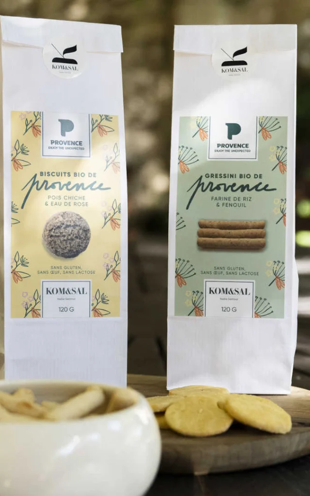 Gros plan sur les paquets de biscuits Kom&Sal/Marque Provence