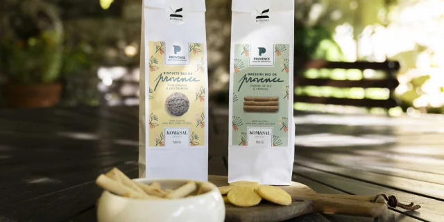 Gros plan sur les paquets de biscuits Kom&Sal/Marque Provence