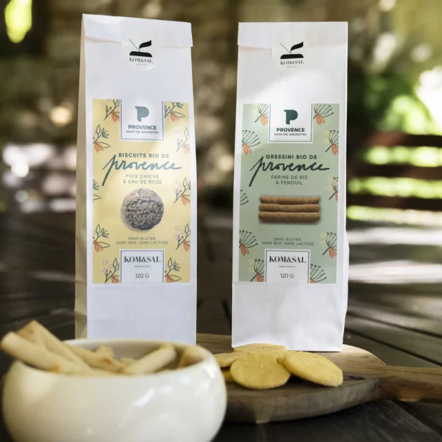 Gros plan sur les paquets de biscuits Kom&Sal/Marque Provence