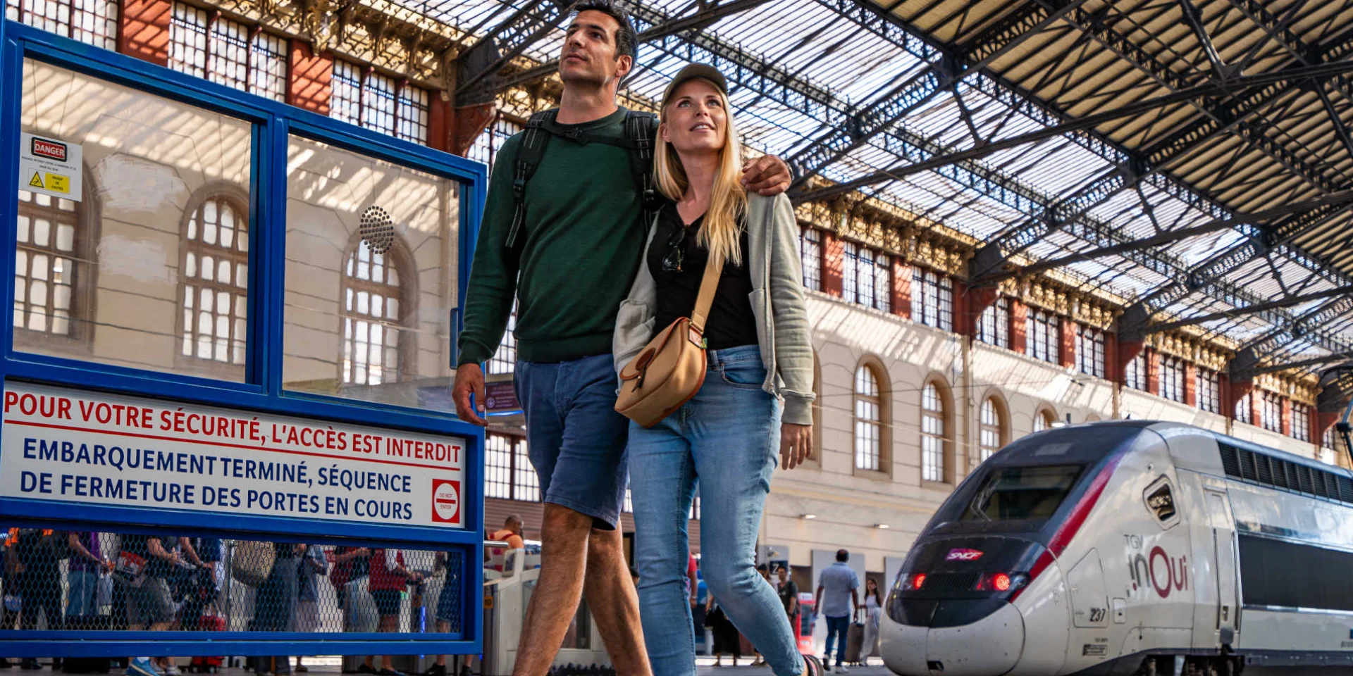 Paar bei der Ankunft am Bahnhof Marseille Saint-Charles