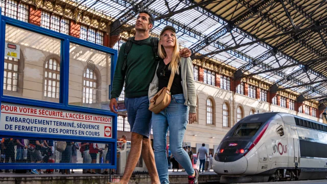 Couple arrivant à la gare de Marseille Saint Charles